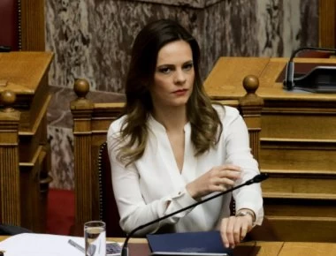 Υπογράφτηκε η απόφαση για την αύξηση του κατώτατου μισθού από την Έφη Αχτσιόγλου